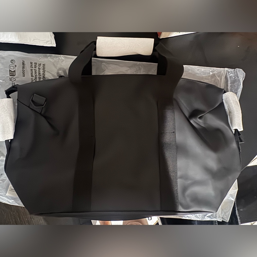 NWT Rains Hilo Black Weekend Bag Small - Picture 9 of 10